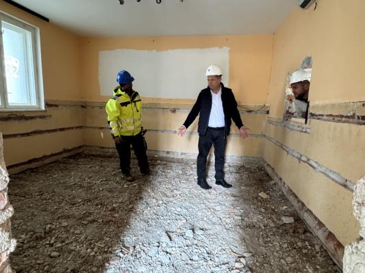 FOTO: Vaški dom v Petišovcih dobiva novo podobo