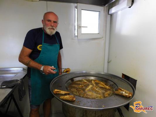 Franc najraje cvre ribe na gradiški način za ribiče in druge obiskovalce