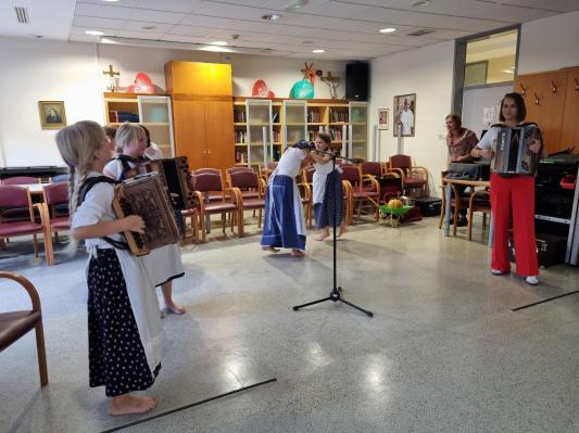FOTO: Učenci OŠ Cezanjevci popestrili popoldan v Domu starejših občanov Ljutomer