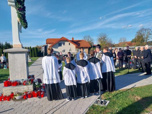 FOTO: V Beltincih so obnovili pokopališki križ in blagoslovili grobove