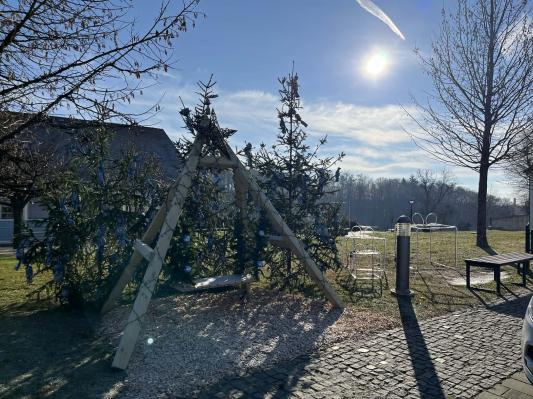 FOTO: Takšno praznično okrasitev so postavili na trgu na Goričkem