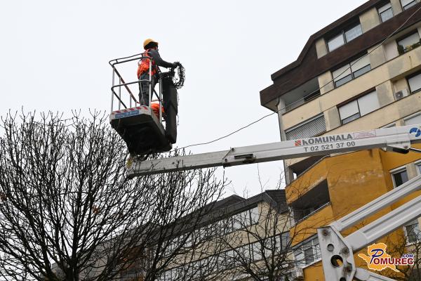 FOTO: Decembrski utrip se prebuja, praznične luči že na mestnih ulicah