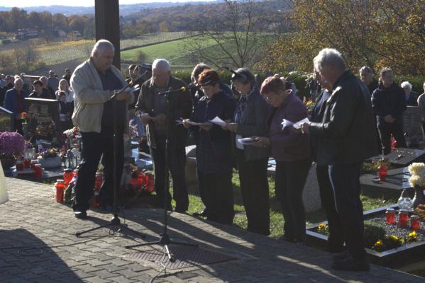 FOTO in VIDEO: Župnija Kapela pri Radencih v tišini in molitvi obeležila praznik vseh svetih