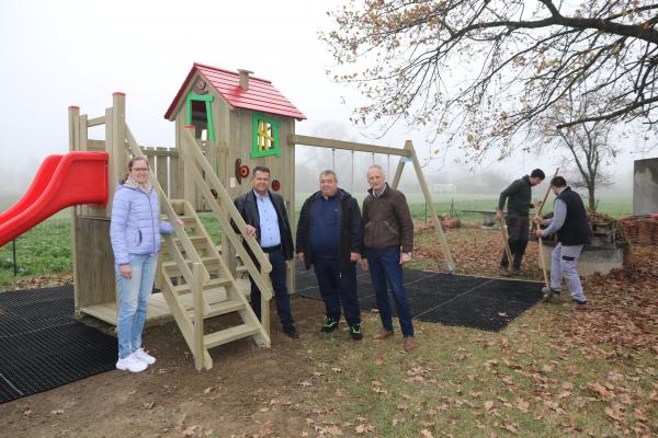 FOTO: Gornji Lakoš z novimi igrali postaja prostor za druženje vseh generacij
