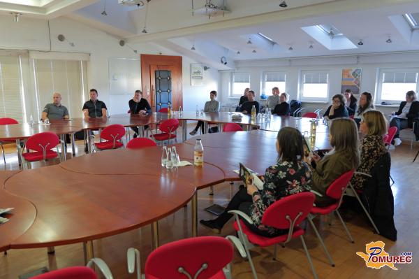 FOTO: Pomurska podjetja za boljše počutje zaposlenih uvajajo sadne kotičke