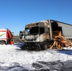 FOTO: Požar tovornjaka v Murski Soboti povzročil veliko materialno škodo