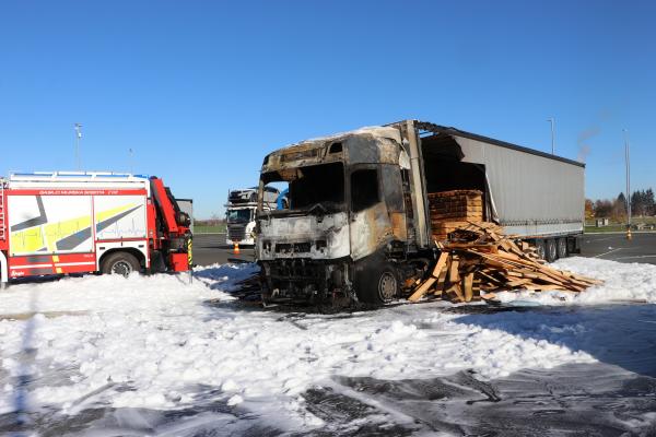 FOTO: Požar tovornjaka v Murski Soboti povzročil veliko materialno škodo