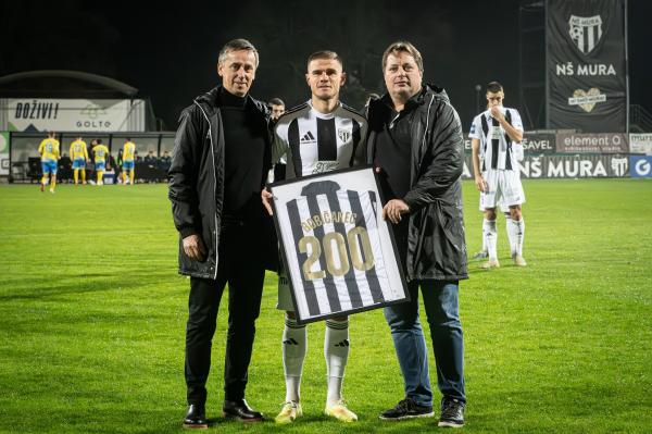 Luka Bobičanec ob 200 nastopih prejel spominski dres