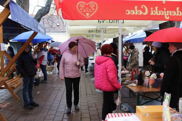 FOTO: Katarinin sejem privablja obiskovalce s praznično ponudbo