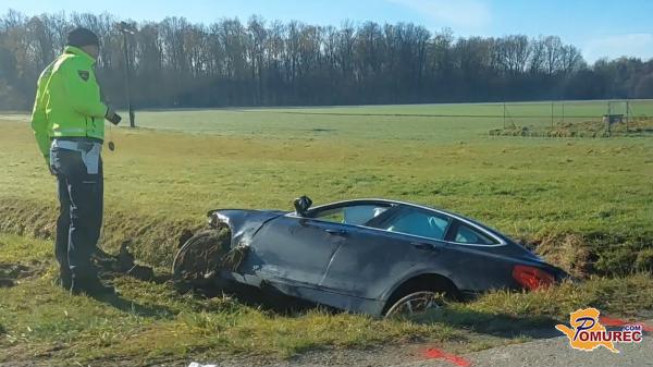 Prometna nesreča na Goričkem: avto pristal v jarku