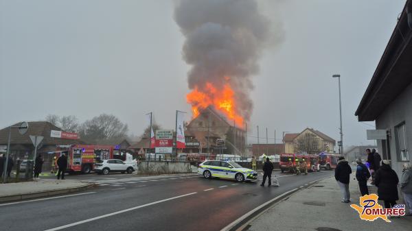 FOTO in VIDEO: V Beltinci zagorel 120 let star mlin, požar zajel tudi sosednji Kmetijsko-tehnični center Sloga