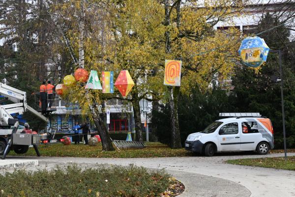 FOTO: Pisani lampijoni preplavili Trg zmage