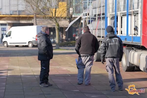 FOTO in VIDEO: Na Trgu kulture začeli s postavitvijo drsališča