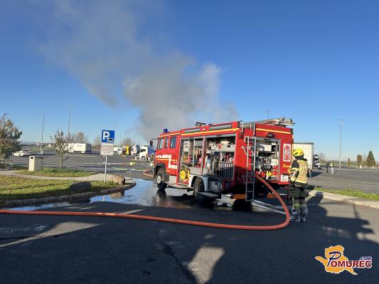 FOTO: Zagorelo tovorno vozilo