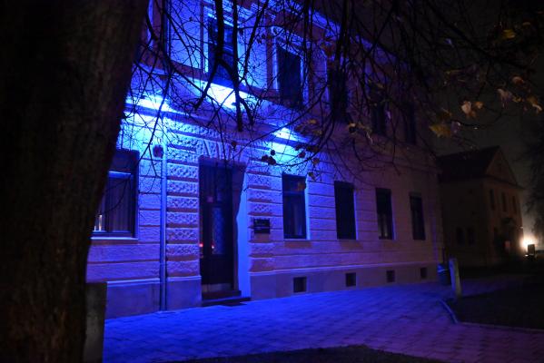 FOTO: Gimnazija Franca Miklošiča Ljutomer osvetljena z modro svetlobo