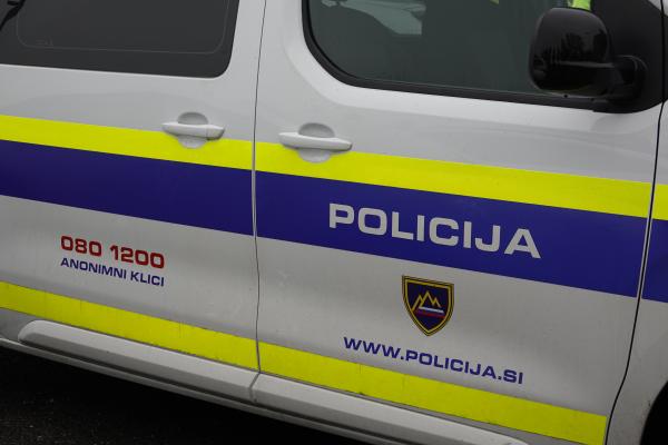 Pomurski policisti obravnavali pet prometnih nesreč, vlom, goljufijo