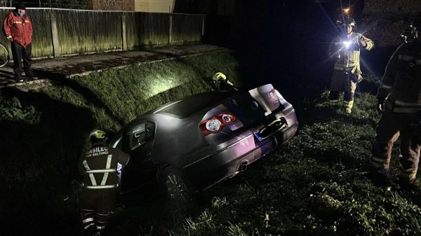 V Beltincih osebno vozilo zdrsnilo v potok