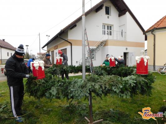 FOTO: V Banovcih spletli kar 200-kilogramski adventni venec