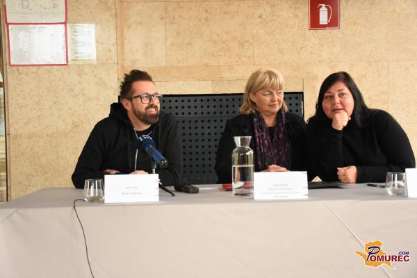 FOTO: Murskosoboški gledališčniki pripravljeni na premiero kultne tragikomedije