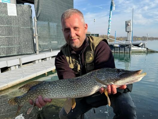 FOTO: Mladim ribičem pokazala, kako se ujame velika riba