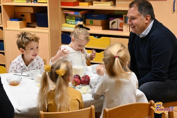 FOTO in VIDEO: Slovenski zajtrk v Murski Soboti v družbi župana in malčkov