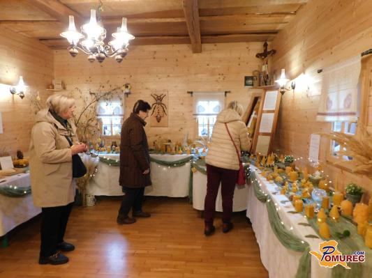 FOTO: Čebelarstvo Tigeli iz Veržeja pripravilo prvo razstavo sveč iz čebeljega voska