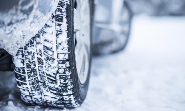 Od danes dalje je obvezna uporaba zimske opreme