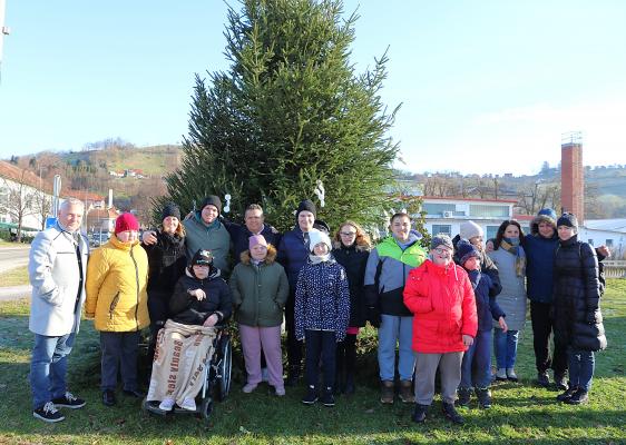 FOTO: Otroške roke ustvarile praznični čar v mestnem jedru