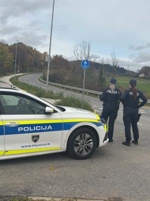 Kolesar se je izognil trčenju, padel in se poškodoval – očividci, javite se