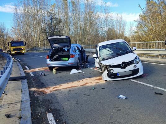 FOTO: Dve osebi poškodovani v prometni nesreči pri Srednji Bistrici