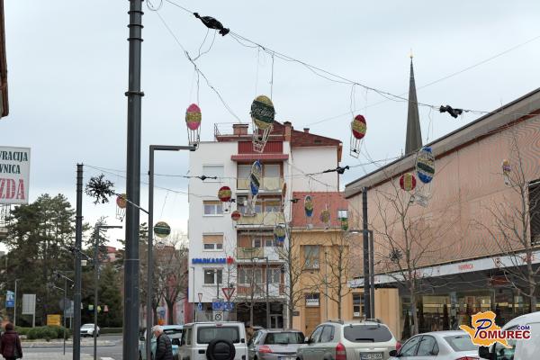 FOTO: V Murski Soboti nameščajo praznično okrasitev