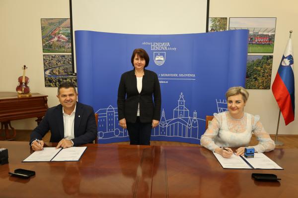 FOTO: V Lendavi podpisali pogodbo za največjo sanacijo nogometnega igrišča doslej