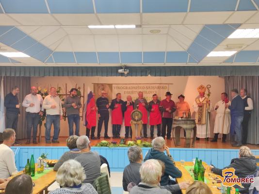 FOTO: V Filovcih opravili šaljivi krst mošta