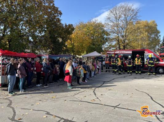 FOTO: Učenci, učitelji in gasilci združeni v vaji požarne varnosti