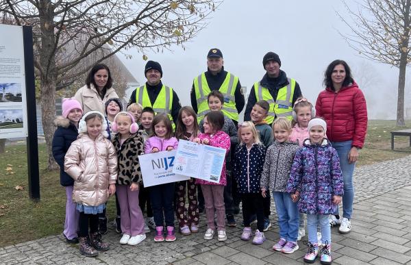 FOTO: Pomurski otroci z nasmehom in sporočilom o varni vožnji na martinovo