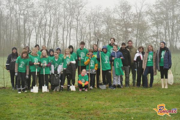 FOTO in VIDEO: Učenci so zasadili mejico za zeleno prihodnost