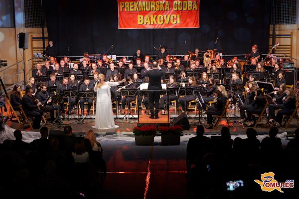 FOTO in VIDEO: Helena Blagne navdušila na tradicionalnem koncertu Prekmurske godbe Bakovci