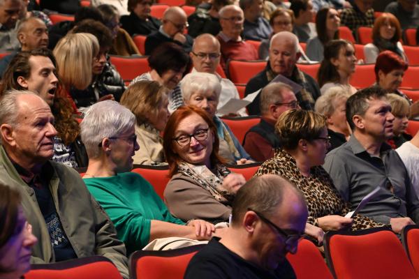 FOTO in VIDEO: Pomurski tamburaški orkester z Majo Keuc in The Margins navdušil občinstvo