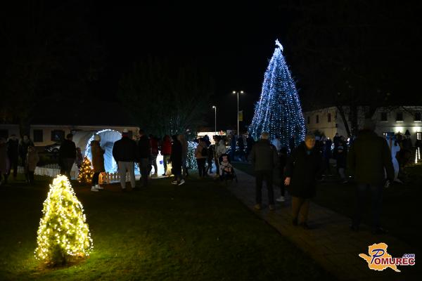 FOTO: Na Cankovi zasijale praznične luči in odprle adventni čas