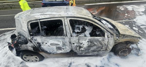 FOTO: Avtomobil na pomurski avtocesti v celoti pogorel