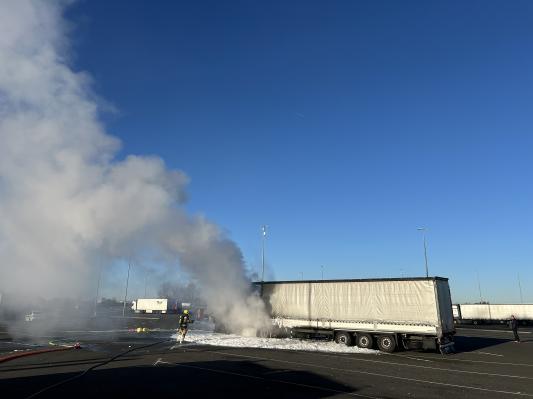 VIDEO: Na počivališču pri Murski Soboti zagorelo tovorno vozilo