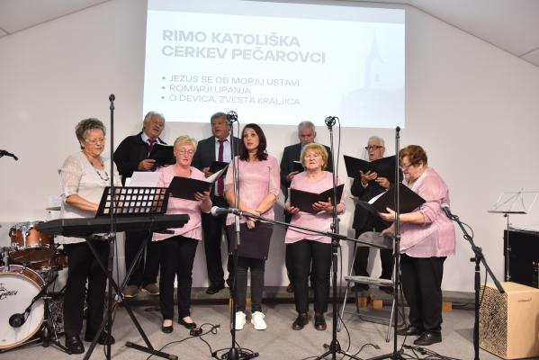 FOTO: Revija cerkvenih pevskih zborov Občine Puconci napolnila binkoštno cerkev v Vadarcih