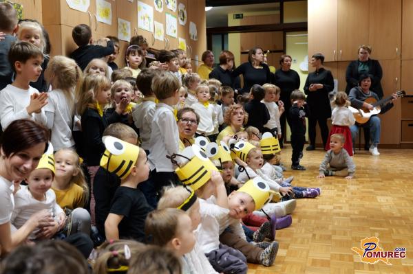 FOTO in VIDEO: Otroci zapeli Čebelarja, pridružila sta se tudi harmonikarja