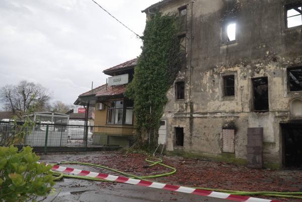VIDEO: Hujši požar v Beltincih povsem uničil objekt starega mlina