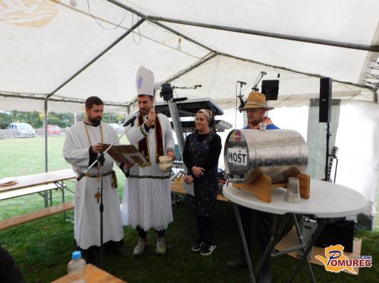FOTO: S krstom se je mošt spremenil v mlado vino