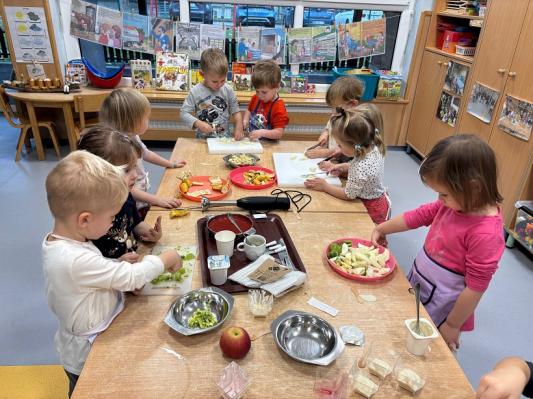 FOTO: Otroci iz Vrtca Križevci raziskovali tradicijo, lokalne dobrote in delo kmetov