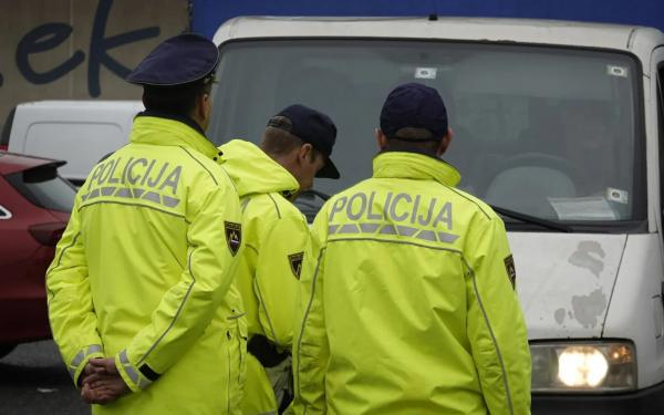 V pomurskem podjetju se je poškodoval delavec, voznica trčila v betonski propust.