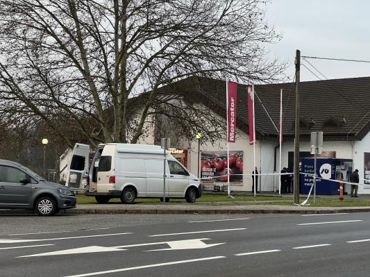 FOTO: V Moravskih Toplicah razneslo bankomat pri Mercatorju