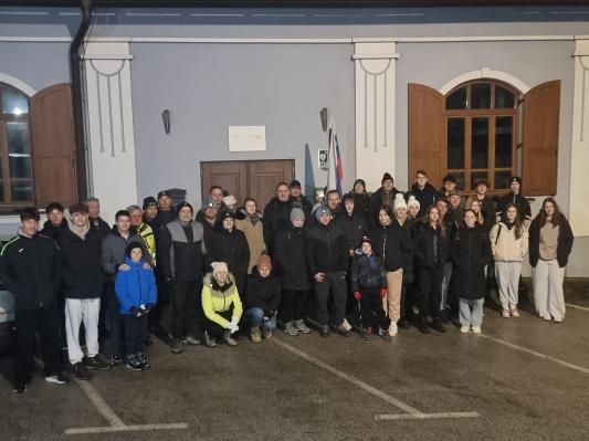 FOTO: Večerni pohod ob dnevu samostojnosti in enotnosti združil 54 pohodnikov