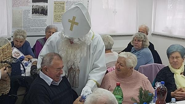 Ko Miklavž obišče starejše farane